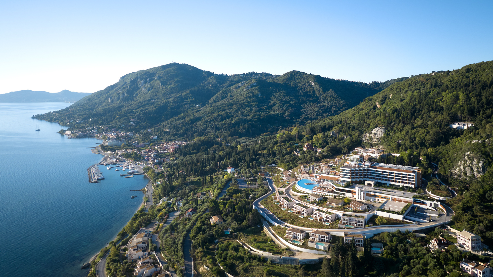 Ein Mann trainiert auf einer Brücke mit zwei Battle Ropes.